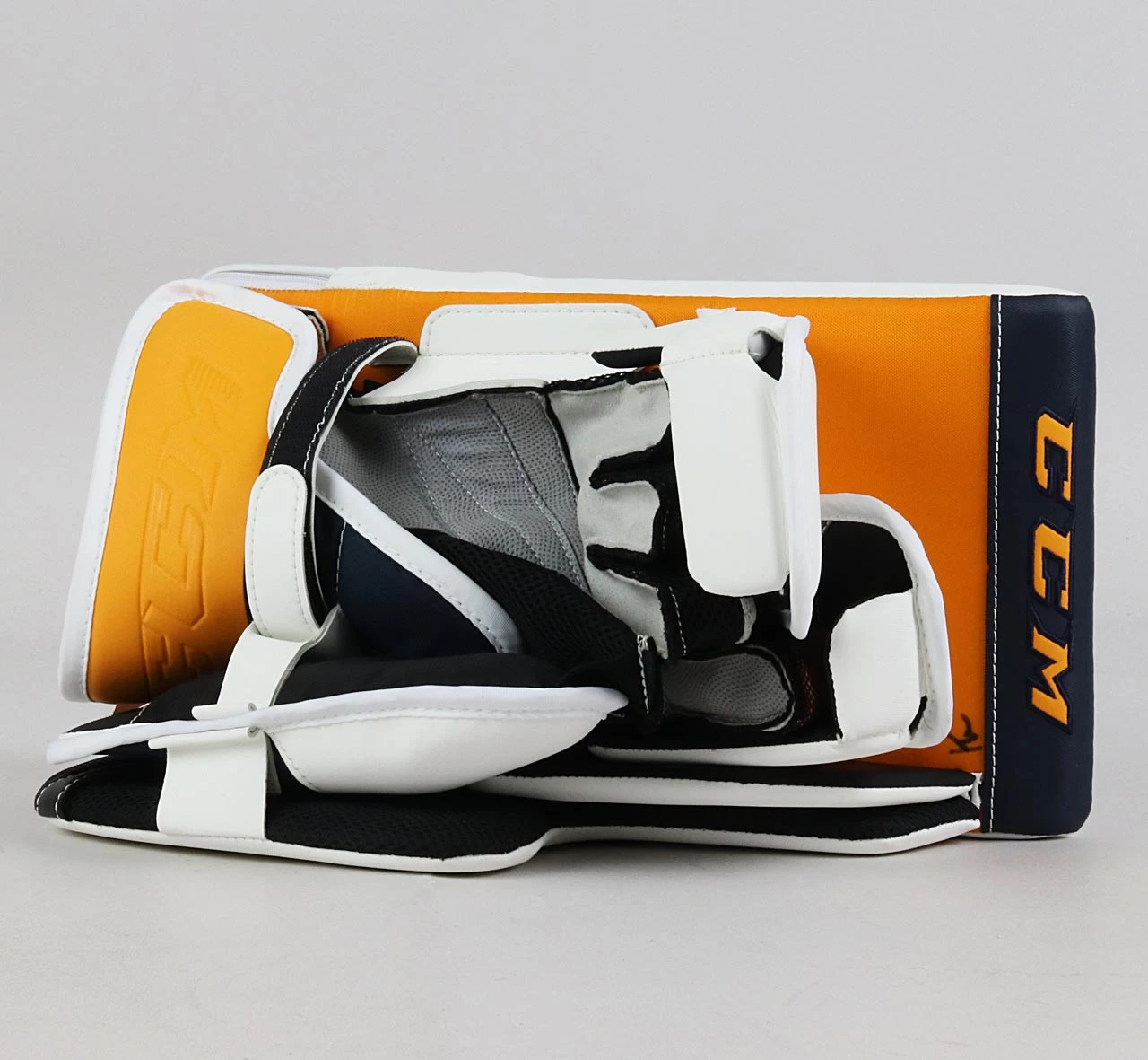 Regular - CCM Extreme Flex 5 White Blocker - David Rittich Nashville Predators #2 2 Regular - CCM Extreme Flex 5 White Blocker - David Rittich Nashville Predators #2 - Image 2